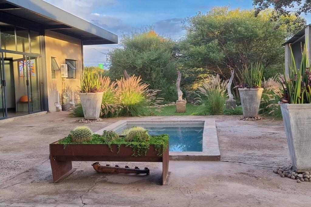 Hackberry House Black Thorn Cottage, Off Grid Khemsbok Exteriér fotografie
